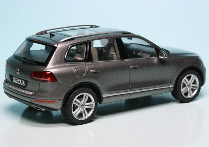 Schuco VW Touareg 4.2 V8 TDI (2010) 2 Schuco VW Touareg 4.2 V8 TDI (2010) – Bild 2