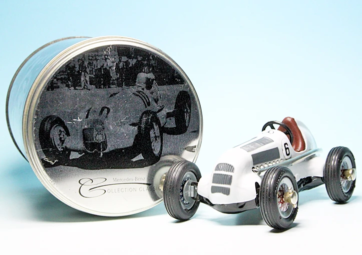 Schuco Mercedes Benz 1936 Rennwagen / Studio I 1050 "Mercedes Benz Collection Classic" 7 Schuco Mercedes Benz 1936 Rennwagen / Studio I 1050 "Mercedes Benz Collection Classic" – Bild 7