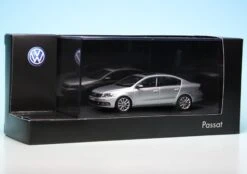 Schuco VW Passat Limousine (2010) "Volkswagen Werbemodell" -Mini Auto Verkauf 902043 Schuco VW Passat Limousine 2010 Volkswagen Werbemodell z7